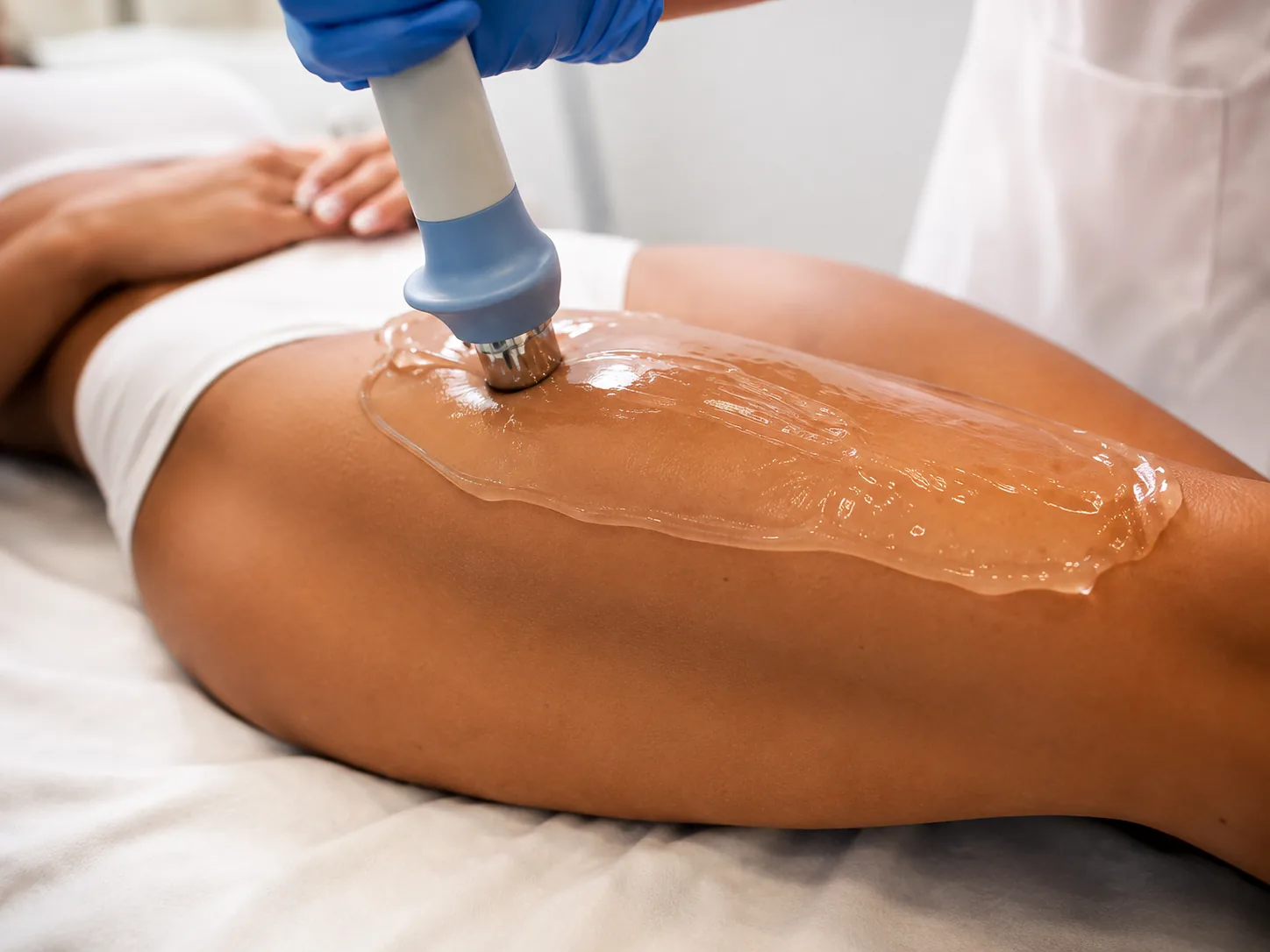 Aplicação de técnica manual com gel durante sessão de massagem terapêutica